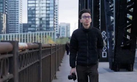 Bỏ đại học, ở nhờ trên ghế sofa, chàng trai 25 tuổi kiếm hơn 1 triệu USD/năm, giúp bố mẹ nghỉ hưu sớm