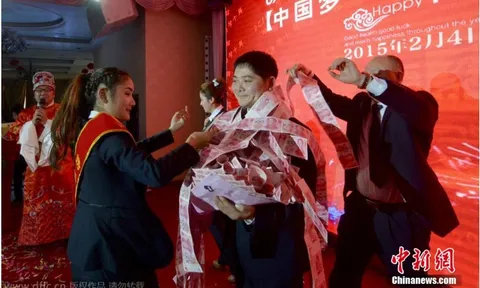 Thưởng Tết gây "sốt”: Đếm được bao nhiêu tiền, "đút túi" bấy nhiêu