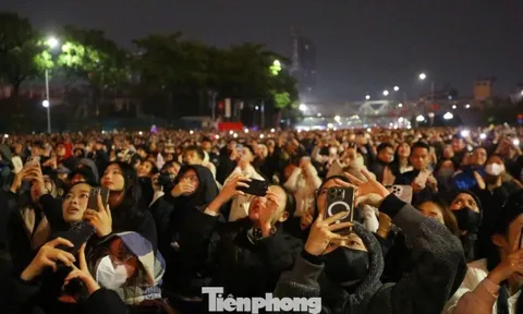 Biển người ghi lại khoảnh khắc Mỹ Đình bừng sáng trong đêm