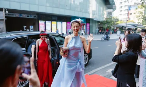 1 địa điểm thu hút được cả dàn hoa hậu đình đám check in, cả Miss Cosmo cũng háo hức mặc áo yếm truyền thống Việt Nam đến trải nghiệm