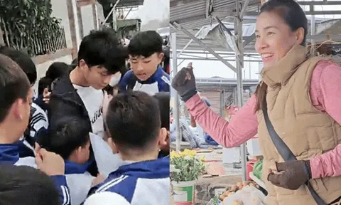 Thời tới: Thủ môn Cao Văn Bình được fan vây kín khi về quê, sạp hoa quả của mẹ đắt hàng nhờ con trai vàng