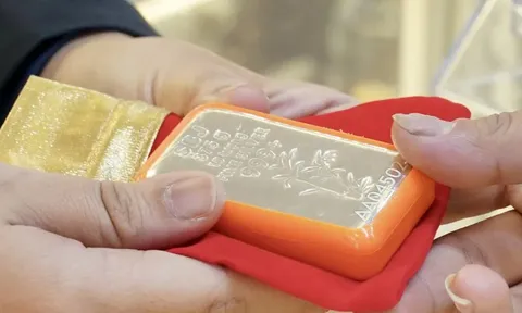 Thị trường bạc sôi động và... rủi ro