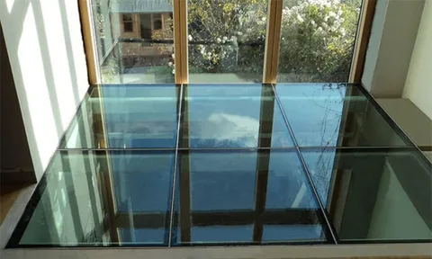 Có nên dùng kính cường lực thay thế sàn bê tông?