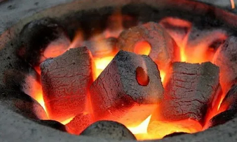 Đốt than sưởi ấm trong phòng kín, chồng tử vong, vợ nguy kịch