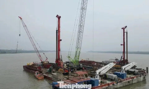 Cầu Ngọc Hồi nối Hà Nội với Hưng Yên tăng tốc thi công hai trụ cầu tháp dây văng