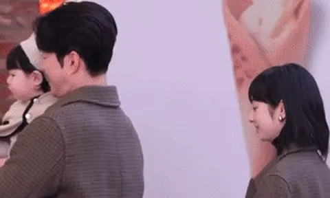 Nhóc tỳ 1 tuổi giàu nhất showbiz lần đầu dự sự kiện, visual mẹ bé gây sốc toàn cõi mạng