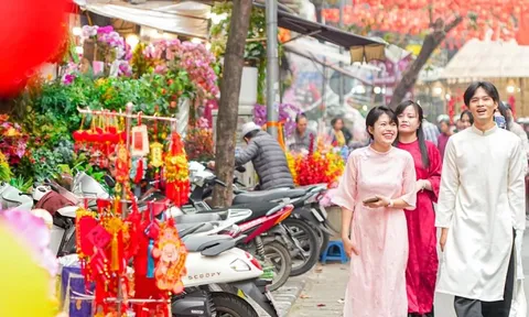 Chợ hoa Hàng Lược 'đánh thức' Tết Bính Ngọ giữa lòng phố cổ