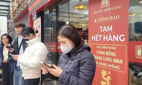 Cửa hàng ra thông báo hết hàng, cả trăm người vẫn ngồi đợi mua vàng, bạc