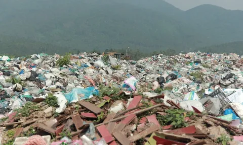 Cận cảnh khu xử lý rác thải hết hạn gây ô nhiễm môi trường