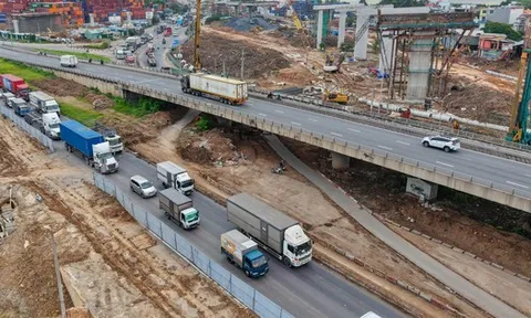 Cầu vượt Tân Vạn thử nghiệm phân luồng