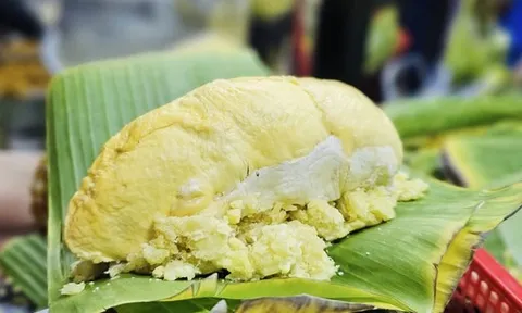 Vợ chồng trẻ bán món xôi lạ, khách chen chân bốc số chờ mua