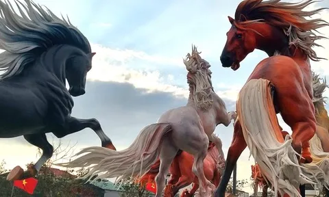 Ngắm loạt linh vật ngựa ở Quảng Trị do nghệ nhân Đinh Văn Tâm chế tác