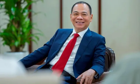 Tỷ phú Phạm Nhật Vượng tặng quà Tết