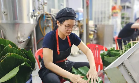 Người trẻ gói bánh chưng thuê, kiếm tiền triệu dịp cận Tết