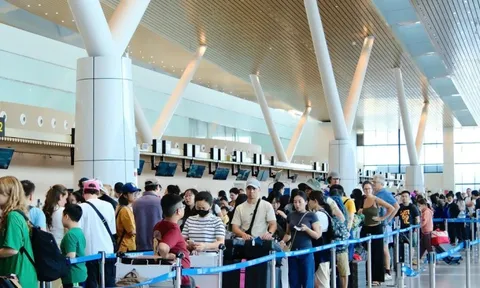 Khách qua sân bay Tân Sơn Nhất ngày 24 tháng Chạp vượt mọi dự báo