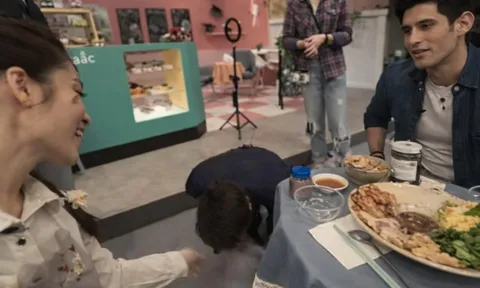 Hai anh Tây muốn thử món bún đậu mắm tôm "quốc hồn quốc túy" của người Việt, chịu đói nửa ngày vẫn chưa gọi xong