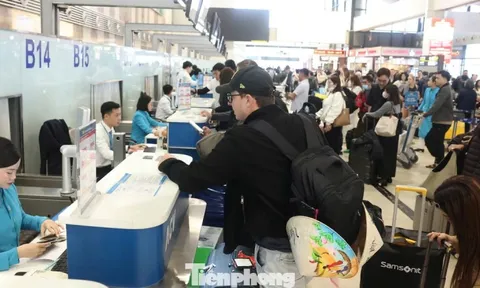 Sân bay Nội Bài đông nghịt