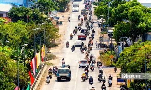 Dòng xe nối dài về quê, ai cũng chỉ mong kịp bữa cơm sum họp