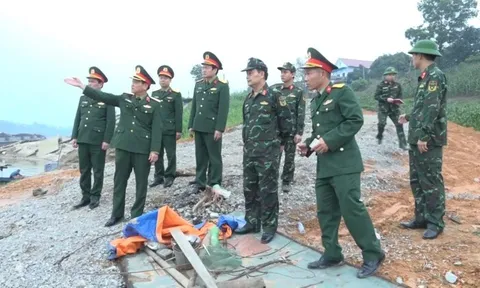 Quân khu 2 khảo sát bắc cầu phao qua sông Lô, đảm bảo giao thông trước Tết