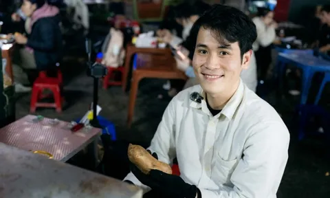 Sáng làm ngân hàng, tối bán khoai vỉa hè: Chàng trai 26 tuổi sống cùng lúc 2 cuộc đời ở Hà Nội