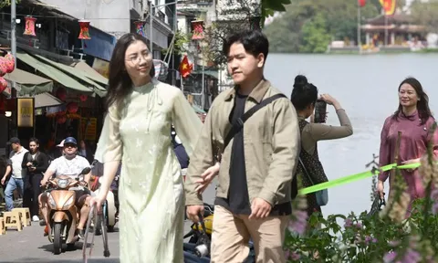 Hà Nội chiều 29 Tết: Khác lạ đến bất ngờ trước giờ khép lại năm cũ