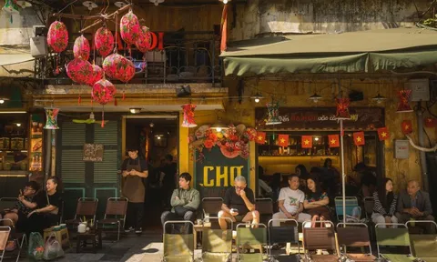 Hà Nội chiều 29 Tết nhẹ tênh, dân tình tranh thủ đi cà phê trong khung cảnh hiếm thấy