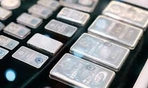 Giá bạc giảm trong đêm giao thừa