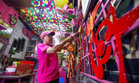 Người đàn ông một mình đón giao thừa trong căn nhà toàn màu hồng ở TP.HCM: "Ngồi pha ly cà phê nhìn người ta đi lại, vậy là Tết rồi”