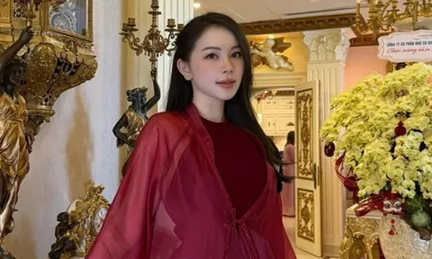 Hành động lạ của bà xã Phillip Nguyễn