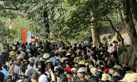 Cảnh tượng ngày Tết tại lễ hội "kéo dài lâu nhất" Việt Nam: Nhiều người không tin vào mắt mình