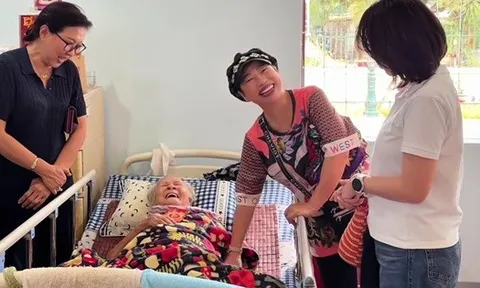 Nữ nghệ sĩ 98 tuổi gặp tai nạn nằm liệt giường: Vẫn ca hát, yêu đời