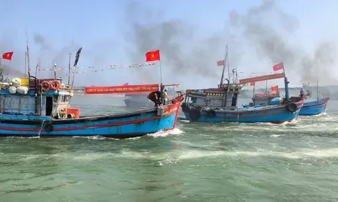 Quảng Ngãi rực sắc cờ Tổ quốc, tàu thuyền vươn khơi đầu năm