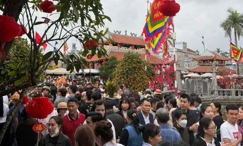 Cảnh tượng tại nơi chỉ họp chợ duy nhất 1 lần trong năm: Đêm nay mới là chính hội