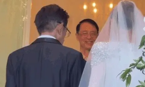 Hoa hậu Hoàn vũ bất ngờ thú nhận kết hôn từ tận 2 năm trước, danh tính ông xã khiến công chúng "bật ngửa"