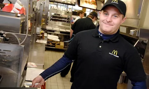 Trúng độc đắc 45 tỷ đồng và cú “quay xe” khó tin của chàng trai bán bánh mỳ