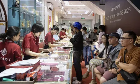 Sinh viên xếp hàng lấy tem phiếu mua vàng bạc ngày vía Thần Tài với thù lao 150.000 đồng/lượt