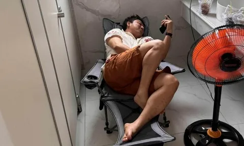 Đại gia nghìn tỷ của Việt Nam nằm nghỉ trong nhà vệ sinh, lướt điện thoại gây chú ý