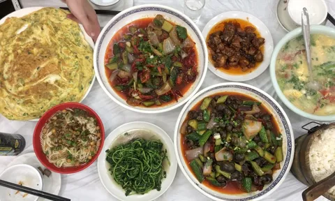 Đi ăn ở Trung Quốc, khách Việt sững sờ khi thấy tô cơm: "Tôi tưởng mình xuyên không rồi đó"