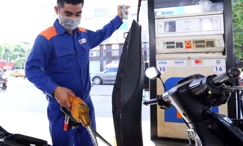 Hoả tốc: Doanh nghiệp xăng dầu được điều chỉnh giá ngay khi biến động 7%, RON 95 tăng 4.700 đồng/lít