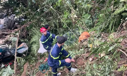 Xe tải lao xuống vực sâu 200m, phương tiện bị vò nát, 3 người thương vong