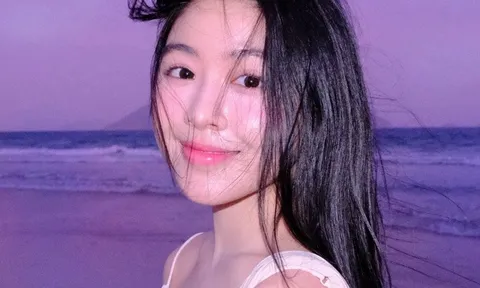 Lọ Lem không mặc bikini, ra biển vẫn là "thần"!