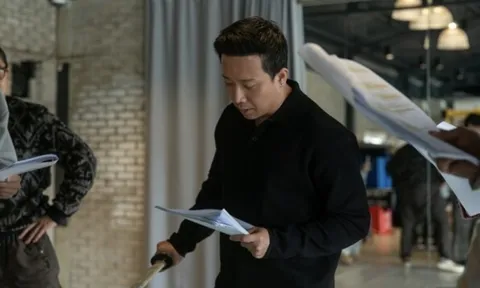 Lộ ảnh Trấn Thành đọc kịch bản phim mới với Park Bo Gum, còn được báo Hàn gọi bằng 6 từ oách vô cùng