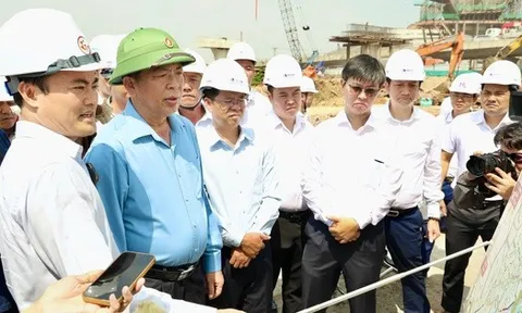 Bộ trưởng Bộ Xây dựng kiểm tra tiến độ Vành đai 3 tại Tân Vạn
