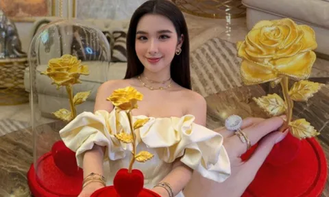 "Phú bà showbiz" khoe được tặng hoa hồng bằng vàng 9999, netizen thi nhau đoán giá