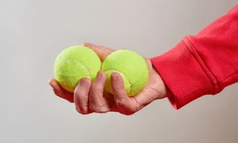 Vì sao khi đi máy bay bạn nên mang theo một quả bóng tennis?