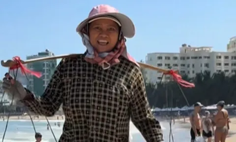 Người bán hàng rong ở Nha Trang gây sốt toàn cầu: Công việc này giúp bà nuôi 2 con gái đang học đại học