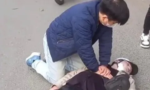 Sở Y tế Hà Nội khen thưởng đột xuất bác sĩ cứu người giữa đường