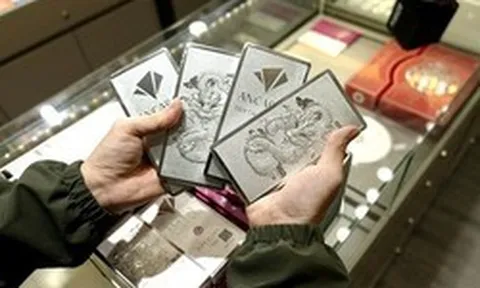 Giá bạc rơi thẳng đứng