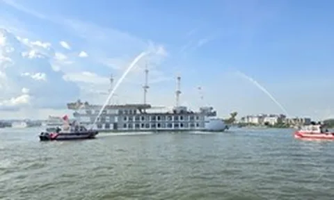 Cảnh tượng trên vịnh Hạ Long khiến nhiều người bất ngờ, nhận xét: "Chưa từng thấy bao giờ"