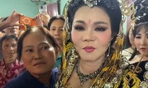 Nữ NSƯT từ Mỹ về: Khán giả vây chật cứng, trợ lý phải kêu gọi